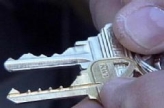 Kako otvoriti bravu ako ste izgubili ključ ;) (VIDEO!)